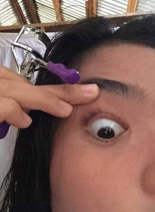 Việc uốn lông mi tại nhà bằng dụng cụ là chuyện mà hội chị em vẫn thường xuyên làm trước khi ra đường. Tuy nhiên, chuyện tưởng đơn giản vậy mà đôi khi cũng mang đến vô khối những tai nạn đau thương.