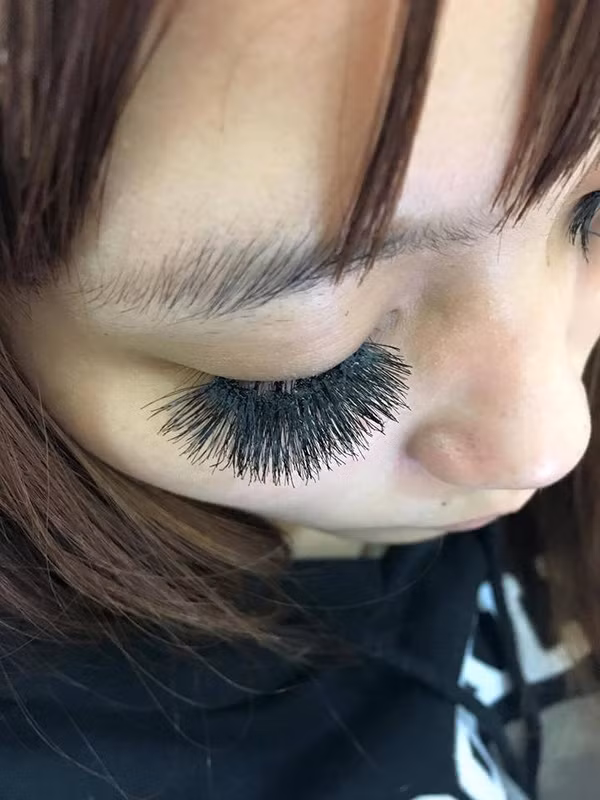 Theo lời kể của người đăng tải những bức hình và cũng là chủ của cơ sở nối mi này thì đây là hình ảnh thật của một khách hàng yêu cầu được tháo mi nối.