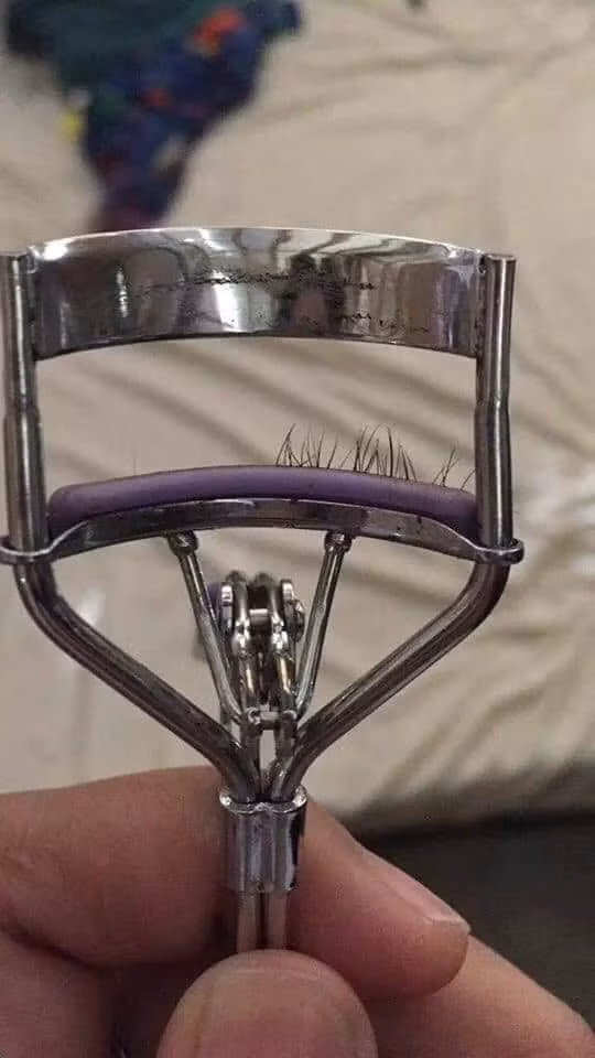 Như bình thường, cô gái đã tự dùng dụng cụ uốn mi, những ngày thường thì rất đẹp nhưng chẳng hiểu sao cho tới ngày hôm nay thì nguyên nửa hàng mi đã biến mất.