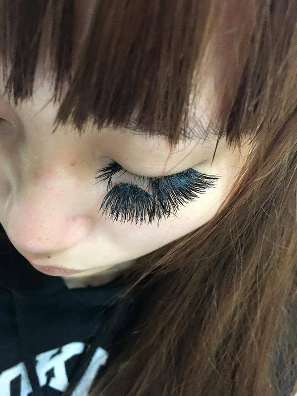 Trước đó, khách hàng này đã đi nối mi tại một nơi khác và được "tặng" cho hàng mi dày cộp, cứng kèo hết sức kinh dị này. Nhưng có lẽ vì không thể chịu đựng được lâu hơn mà cô gái đó đã phải đến cơ sở được nói đến ở trên để "cầu cứu".