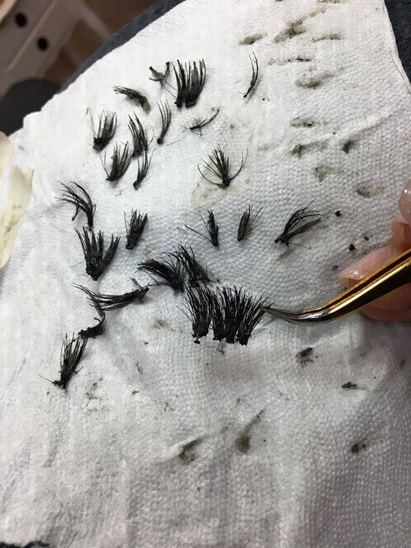 Khi được tháo ra, từng đoạn mi giả dày, vón bong thành từng mảng và kéo theo gần hết lông mi thật, chỉ để lại phần chân mi trơ trụi trên mắt.