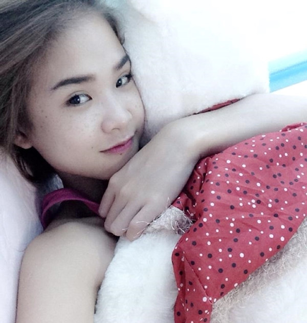 Khởi My luôn ghi điểm bởi nhan sắc trẻ trung, nhí nháng và đáng yêu của mình. Tuy nhiên, khi không son phấn cô nàng cũng "tự tố cáo" đốm tàn nhang trên gương mặt mình. Nhưng qua mặt mộc có thể thấy Khởi My vẫn là nữ ca sĩ có khuôn mặt khả ái, nét nào ra nét đó.