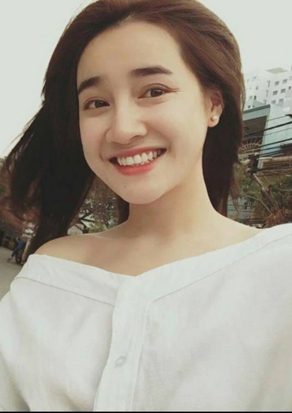 Nhã Phương khi trút bỏ lớp son phấn vẫn ghi điểm trong mắt người hâm mộ bởi gương mặt khả ái, dễ nhìn và nhẹ nhàng của mình. Nhưng, trong một số khuôn hình, khi trang điểm nhẹ hoặc không trang điểm, cô nàng lại vô tình để lộ nhược điểm trên khuôn mặt mình đó chính là các nếp nhăn quanh mắt, nhất là khi cô cười.