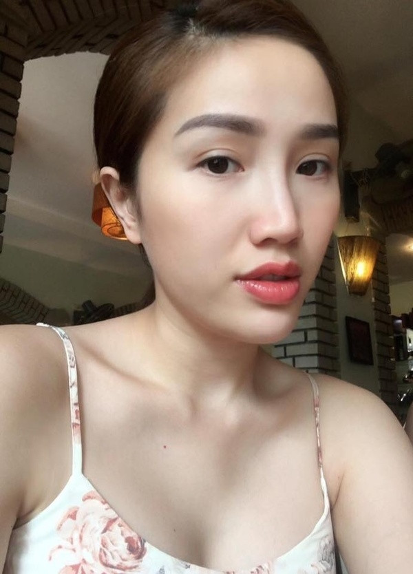 Khán giả thường quen thuộc với hình ảnh một Bảo Thy lung linh sang chảnh với gương mặt được trang điểm kỹ. Tuy nhiên, khi không trang điểm cô nàng vẫn rất xinh. Trên trang cá nhân của mình, Bảo Thy thường xuyên khoe mặt mộc và nhận được nhiều lời khen về nước da “trời phú”.