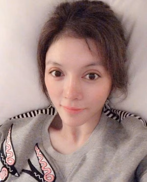 Lý Nhã Kỳ nổi tiếng với nhan sắc không hề có dấu hiệu lão hóa của mình, bằng chứng là trong rất nhiều sự kiện, cô nàng luôn xuất hiện vô cùng kiêu sa và lộng lẫy. Thế nhưng, khi để mặt mộc, gương mặt hốc hác, đôi mắt to quá mức của cô nàng lại khiến nhiều người giật mình.