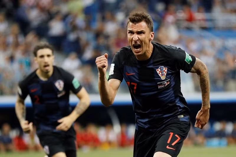  Chuyển nhượng bóng đá mới nhất từ The Sun, M.U đã tính dùng Darmian để đàm phán ký tiền đạo Mario Mandzukic với CLB chủ quản của cầu thủ người Croatia này là Juventus.