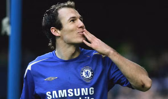 Arjen Robben vừa hé lộ thông tin về cuộc chuyển nhượng diễn ra cách đây 14 năm, khi cả MU và Chelsea đều liên hệ với anh.