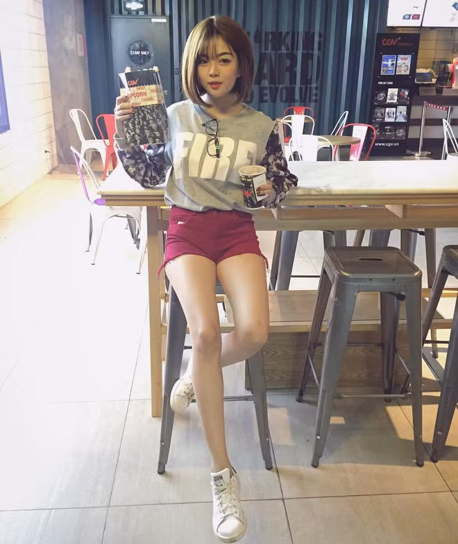 Mới đây, Hiền Tiny xuất hiện trong một đoạn clip ngắn quay cảnh khóc nhè rất đáng yêu. Sau đoạn clip này cô nàng được nhiều bạn trẻ "săn lùng", tìm kiếm thông tin. " Hot girl khóc nhè" cũng là biệt danh mà dân mạng đặt cho cô bạn sau đoạn clip này.