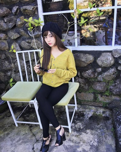 Nét đặc biệt hấp dẫn của Thu Hiền là đôi mắt to, dàn da trắng và đôi môi nhẹ dịu cực xinh xắn. Không chỉ có khuôn mặt, cách trang điểm ấn tượng mà phong cách ăn mặc của Thu Hiền cũng khiến bạn bè, dân mạng liên tưởng đến những cô búp bê xinh đẹp.