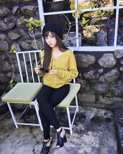 Nét đặc biệt hấp dẫn của Thu Hiền là đôi mắt to, dàn da trắng và đôi môi nhẹ dịu cực xinh xắn. Không chỉ có khuôn mặt, cách trang điểm ấn tượng mà phong cách ăn mặc của Thu Hiền cũng khiến bạn bè, dân mạng liên tưởng đến những cô búp bê xinh đẹp.