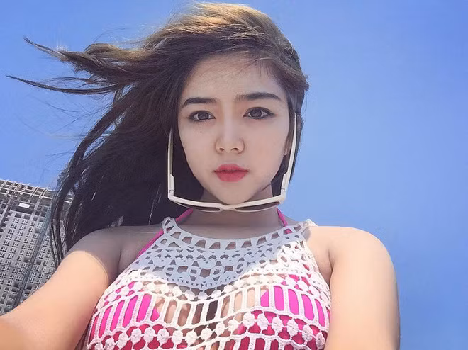 Đinh Thị Thu Hiền được nhiều người biết tới bằng sự xinh đẹp và tinh khôi sau bộ ảnh "Búp bê người H'Mông" và biệt danh Hiền Tiny. Thế nhưng, cô nàng này bất ngờ lột xác với phong cách khỏe khoắn trong những bức ảnh gần đây trên trang cá nhân.