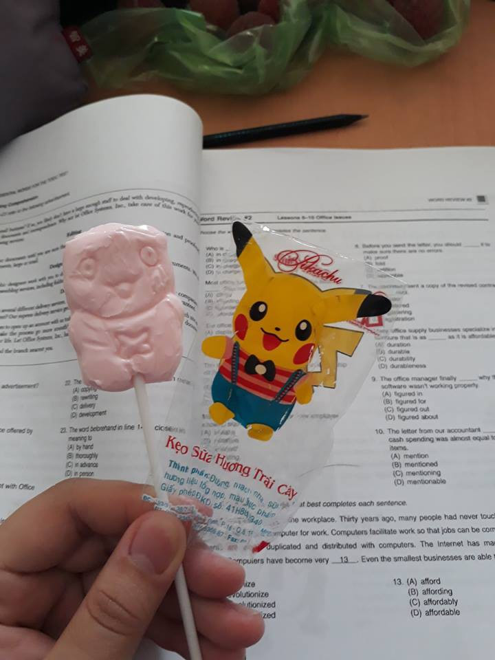 Kẹo bên trong và hình ảnh quảng cáo chẳng có chút liên quan gì tới nhau từ màu sắc cho tới hình dáng.