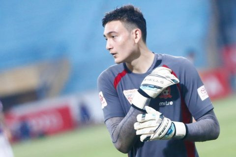 Văn Lâm đang sử dụng găng Alpha, xuất xứ từ Nga trong tập luyện cũng như thi đấu. Trong đó, 2 đôi tập, 1 đôi khởi động, 1 đôi dùng thi đấu hiệp 1 và 1 đôi ở hiệp 2.