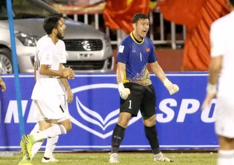 Sự nghiệp leo lên tuyển của Đặng Văn Lâm cũng khá gian nan, trước thềm SEA Games 28, Lâm gửi "tâm thư" với mong muốn được thử sức ở ĐT U23 Việt Nam nhưng HLV Miura có quá nhiều lựa chọn. Trước thềm AFF Suzuki Cup 2018, Đặng Văn Lâm một lần nữa bị HLV Park Hang Seo gạch tên trong chiến dịch ASIAD.