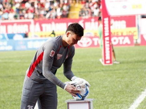 Trong bất cứ trận đấu nào của CLB Hải Phòng, khi đội bóng bước ra khỏi đường hầm SVĐ, người ta thường thấy hình ảnh Đặng Văn Lâm xoa hai tay lên trái bóng. Điều này được chính Lâm Tây giải thích là để lấy cảm giác và kiểm tra độ dính của đôi găng.