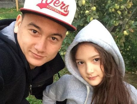 Ít ai biết rằng, Đặng Văn Lâm có cô em gái cực xinh đẹp. Dù chỉ hơn 10 tuổi nhưng Đặng Thanh Giang khá dễ thương và xinh đẹp do thừa hưởng những nét đẹp ưu tú từ bố mẹ là ông Đặng Văn Sơn và bà Jukova Olga. Thanh Giang được bố mẹ định hướng từ nhỏ theo nghiệp múa. Thanh Giang chính là em họ của diễn viên múa nổi tiếng Linh Nga.