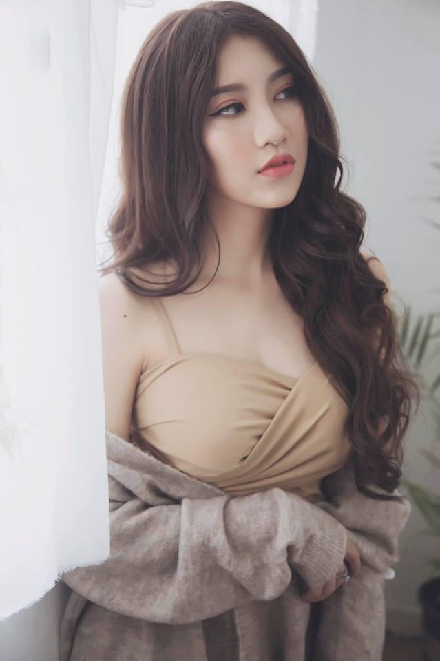 Ngoài việc học, Ý Nhi còn tham gia làm mẫu ảnh, quảng cáo cho một số thương hiệu thời trang. Sau hơn hai năm được chú ý, hot girl 9X này theo đuổi hình tượng gợi cảm và dần định hình trong mắt nhiều người.