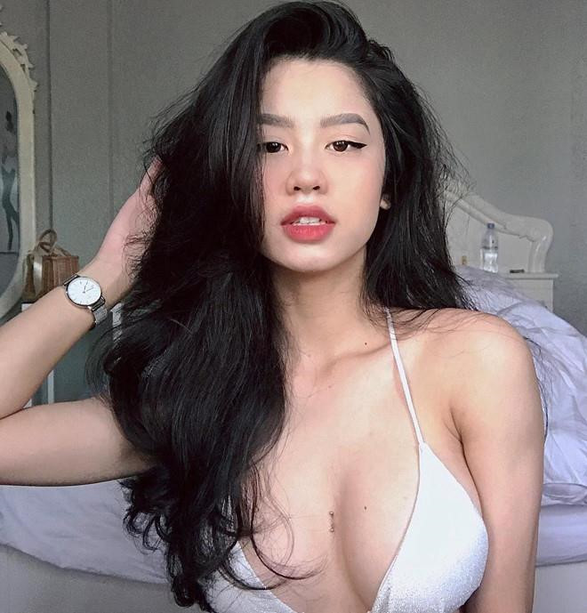 Sở hữu thân hình đồng hồ cát, Hải Hằng thường khoe dáng trong những bộ trang phục mát mẻ.