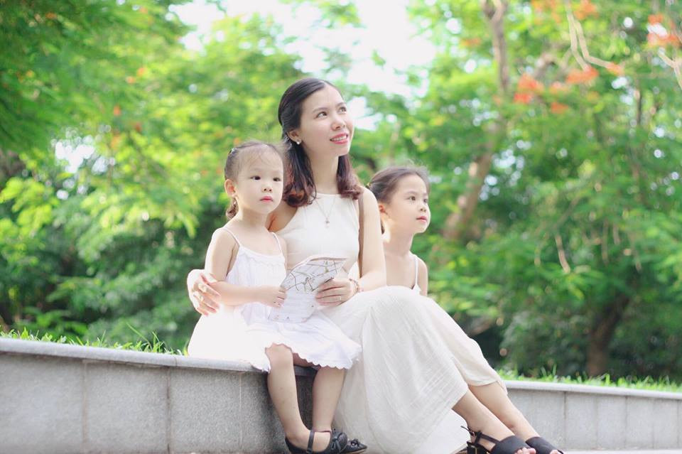 Có con gái thật là thích, vừa diện cho công chúa nhỏ biết bao váy áo đẹp xinh lại vừa có thể xúng xính đồ đôi cùng mẹ, đó là niềm hạnh phúc vô bờ của tất cả những bà mẹ có con gái". Chị Giang tâm sự