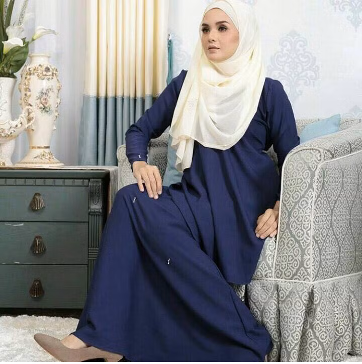 Khuôn mặt đẹp và dáng hình thon thả, Noor cũng được khá nhiều lời mời chụp mẫu sản phẩm cho các shop online trên mạng xã hội từ thời trang cho đến mỹ phẩm.