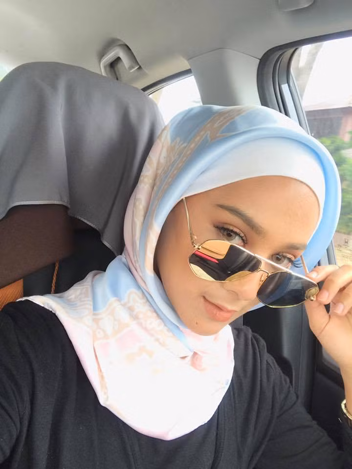 Sau khi bất ngờ được nhiều người chú ý tới nhờ nhan sắc của mình, Noor bày tỏ: “Tôi có chút lúng túng khi được mọi người khen ngợi. Nhưng tôi nghĩ đây là chuyện tốt vì giúp ích cho việc buôn bán của cha”.