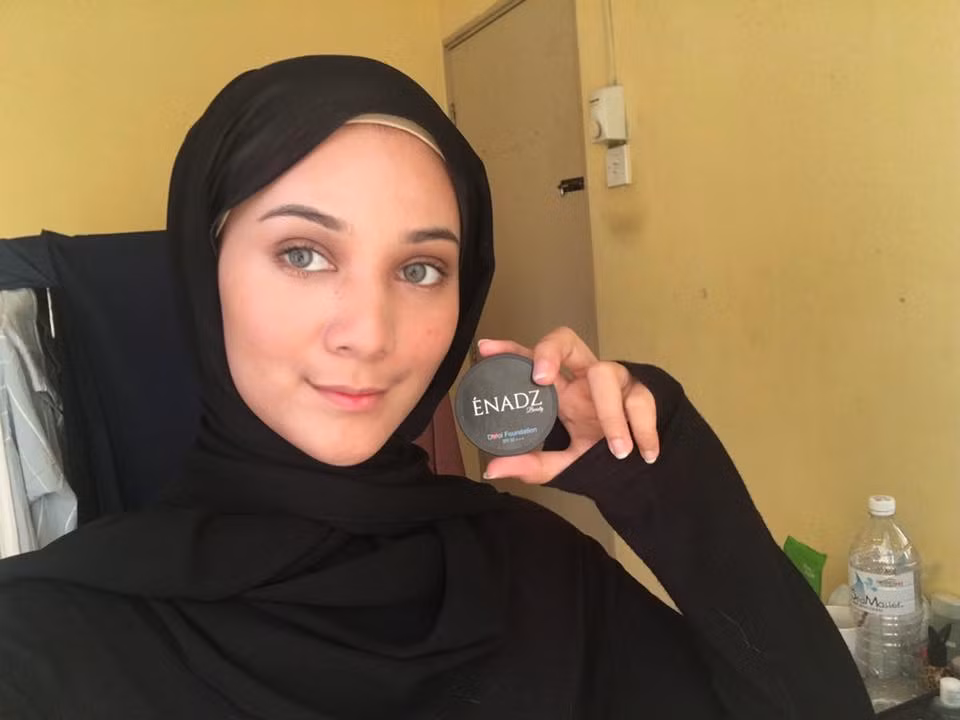 Theo tìm hiểu được biết, Noor Syamimi Azhari bắt đầu phụ cha khi học xong cấp 2.Sau đó, việc học hành bận rộn khiến cô bạn 9X Malaysia này ít có thời gian phụ cha hơn, hầu như chỉ có mỗi dịp được nghỉ hè, trở về nhà cô mới lại theo cha rong ruổi khắp làng trên xóm dưới.