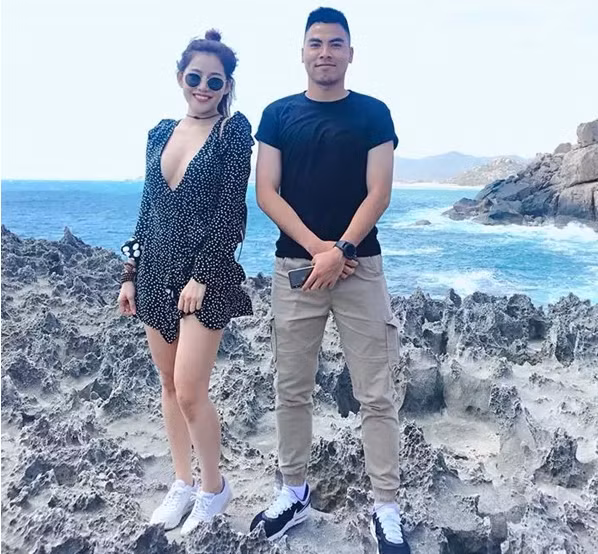 "Hoàng tử" Đức Huy giữ vững vẻ nghiêm nghị, cười mỉm dù Milan Phạm đang vén váy khoe đùi mịn màng.