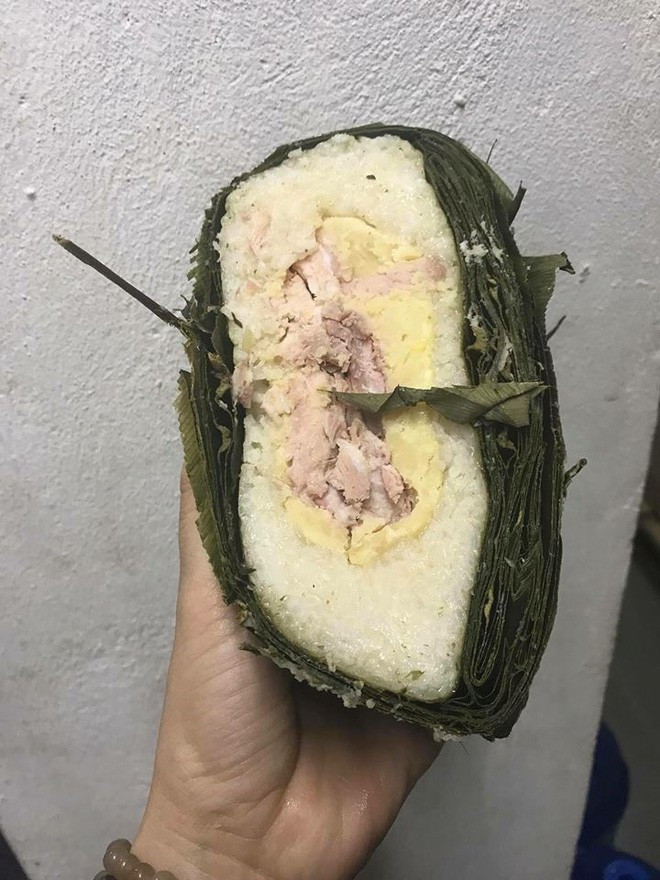 Không chỉ riêng trong việc mua giò hay nem chua mà cả bánh chưng cũng có nhà "dính nạn". Một dân mạng đã đăng tải bức ảnh chiếc bánh chưng phải xếp hàng dài mới mua được của mình. Khi về nhà khách hàng này thấy bánh chưng độn toàn lá, chỗ sống chỗ chín chán nản vô cùng.