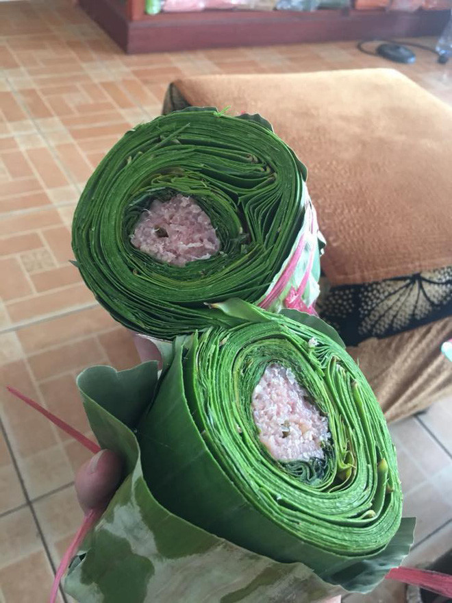 Mới đây, một khách hàng đã đăng hai bức ảnh về chiếc nem chua "9 phần lá, 1 phần nem" cùng lời than đầy bất lực "làm ăn có tâm, ức quá" một lần nữa gióng lên hồi chuông cảnh tỉnh về lối làm ăn lừa dối mà người thiệt thòi là những vị khách hàng.