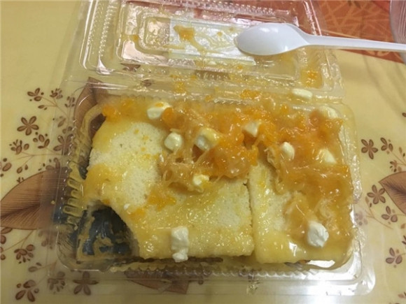 Chuyện mua hàng qua mạng gặp "tai nạn" không hiếm và cũng từ đó dân mạng chia sẻ rằng: "Đừng quá tin vào những thứ phô bày trên mạng xã hội. Bởi nó rất có thể là hình ảnh đã qua chỉnh sửa và lấy lại từ các fanpage làm bánh uy tín".