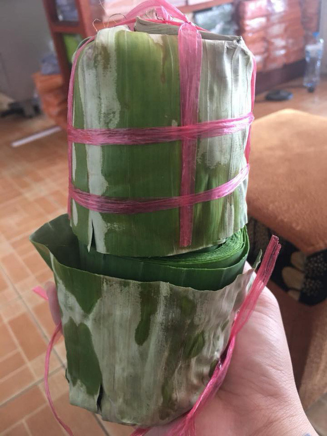 Trong hình là chiếc nem chua khá to. Tuy nhiên, khi cắt ra người ta thấy ngay hình ảnh khá bức xúc, chỉ có chút xíu nhân lọt thỏm.