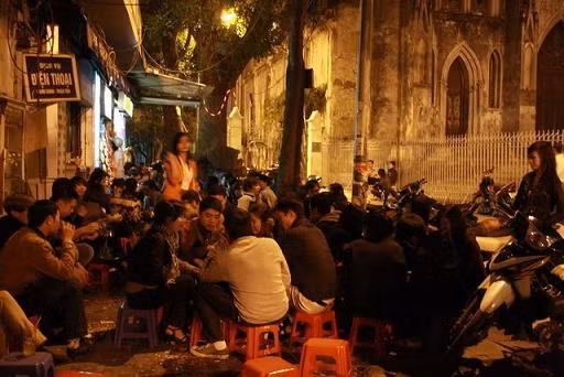 Một phần sức hút của cafe vỉa hè đến từ những đồ uống. Có lẽ một cốc cafe đá xay béo ngậy không thể đánh bại được vị đắng thơm nồng của ly cafe đen đá hay một ly nâu đá truyền thống. Chia sẻ về sức hút của đồ uống đường phố, bạn Anh Tú nói: “Với tớ, đồ uống take away quá béo vì nhiều sữa và ngọt. Mỗi buổi sáng trước khi đi làm tớ thích một ly cafe nâu đá ít sữa. Điều đặc biệt là tớ được ngắm Hà Nội của tớ".