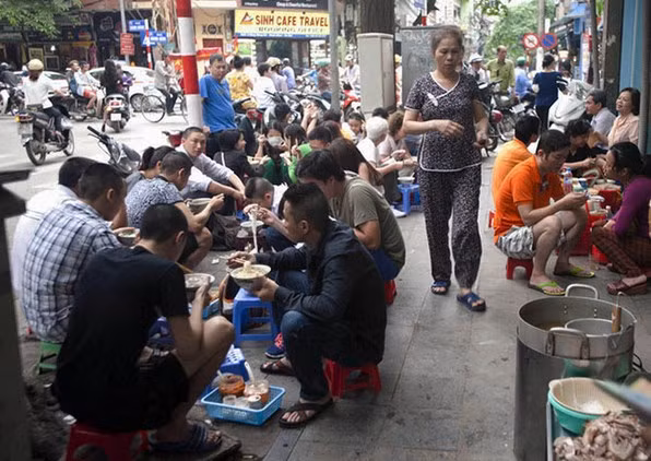 Các gánh quà rong ven đường như phở gánh, bún gánh... cũng làm nhiều bạn trẻ Hà thành mê mệt.