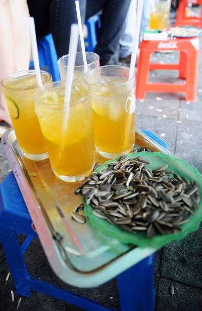 Một lựa chọn khác cho những người thích ngồi vỉa hè là trà chanh, thức uống thịnh hành trong mấy năm gần đây. Các tuyến phố như Đào Duy Từ, Chợ Gạo, Nhà Thờ là tụ điểm trà chanh nổi tiếng của giới trẻ Hà Nội. Đến đây, các bạn có thể nghe đủ các câu chuyện “trên trời, dưới biển” có thể hiểu được giới trẻ đang thích gì, ghét gì.