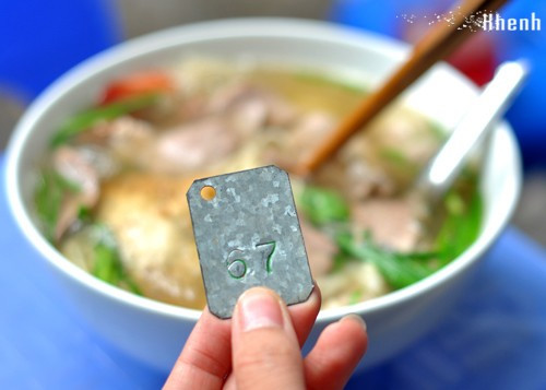 Chia sẻ về việc phải xếp hàng bưng phở thay vì ngồi vào một quán đàng hoàng để được phục vụ tận nơi, bạn Yến Vy, sinh viên tại Hà Nội, nói: “Cảm giác xếp hàng, chờ đợi đến lượt mình mua một tô phở khá thú vị. Khi thưởng thức tô phở của mình mất công xếp hàng mua sẽ ngon hơn là ngồi vào quán có người bưng ra tận nơi cho mình.”