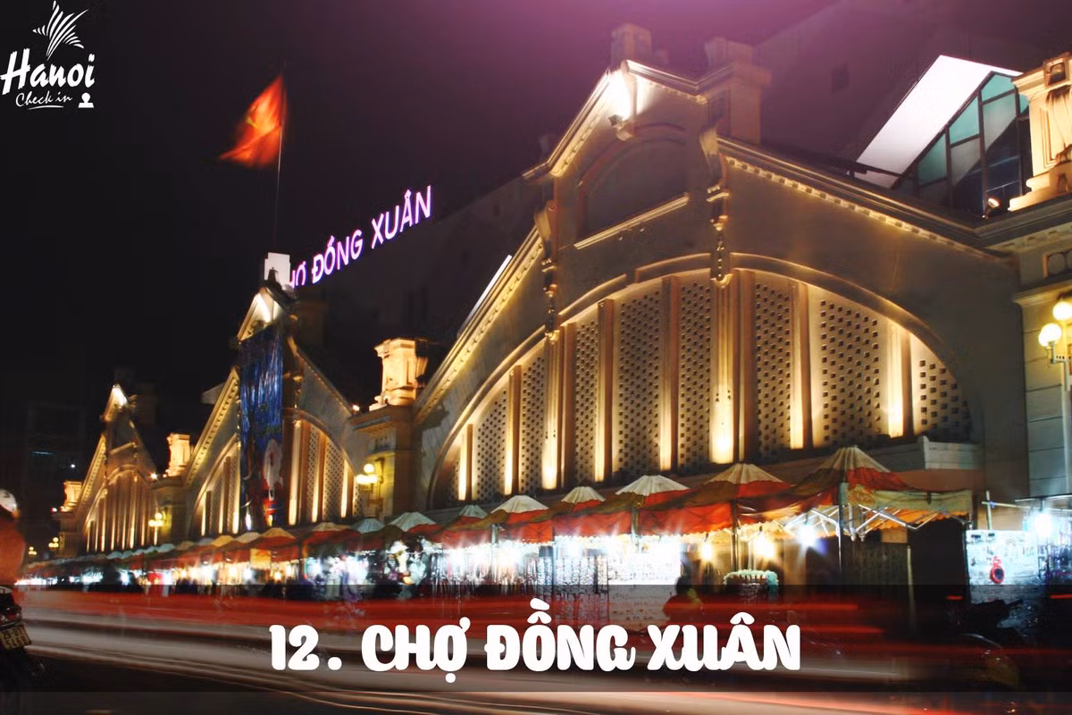 Chợ Đồng Xuân về đêm lên đèn với những gian hàng chợ đêm. Ảnh trong bài: Check in Hà Nội.