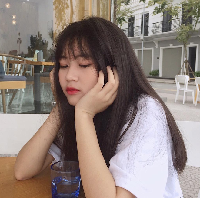 Bức hình chụp ba nữ sinh xinh đẹp tại trường THPT Nguyễn Huệ, Yên Bái được cư dân mạng "ráo riết" săn lùng Facebook.