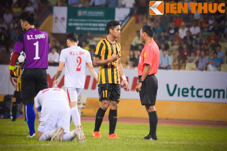 Còn với các cầu thủ U19 Malaysia, dường như sau bàn thua họ vẫn đang chưa hiểu điều gì đang xảy ra với mình và vẫn thi đấu khá chậm. Trong trận đấu này, trọng tài đã phải rất nhiều lần nhắc nhở cầu thủ của cả hai bên về những pha vào bóng ác ý với đối phương.