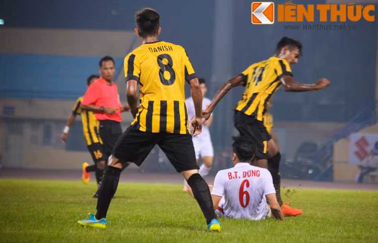 Có được bàn thắng từ khá sớm, các cầu thủ Việt Nam có được tâm lý thoải mái để thi triển những mảng miếng mà trong những ngày qua họ rèn rũa khá nhiều, từ ban bật nhỏ ở khu vực giữa sân đến những đường phát bóng vượt tuyến.