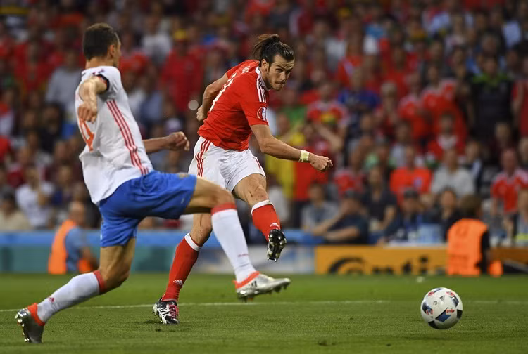 Hiệp hai của trận đấu giữa ĐT Nga và xứ Wales bắt đầu cũng như phần lớn thời gian của hiệp thi đấu thứ nhất. Các cầu thủ Nga cố gắng tấn công để ghi bàn thắng rút ngắn tỷ số thì nhưng mọi việc của họ chỉ dừng lại trong vô vọng.