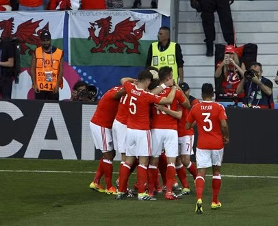 ĐT Nga tấn công trong vô vọng thì với lối chơi phòng ngự phản công hợp lý, các cầu thủ xứ Wales đã có điều mình muốn đó là bàn thắng. Phút 11', từ pha chọc khe đầy thông minh của Allen, Ramsey phá bẫy việt vị thành công và hạ gục thủ thành Akinfeev mở tỷ số trận đấu.