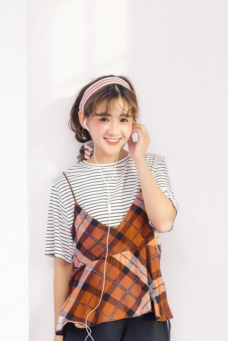 Nhắc tới người mẫu lookbook, nhiều người sẽ quan tâm đến gương mặt đẹp lạ và thần thái xuất thần. Đó là những cô gái theo đuổi phong cách dịu dàng, nữ tính hoặc cá tính, mạnh mẽ. Tuy nhiên cũng có người theo đuổi cả hai giống cô bạn có tên Thanh Hoa.