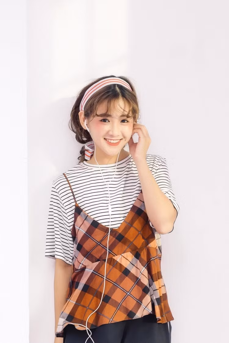 Nhắc tới người mẫu lookbook, nhiều người sẽ quan tâm đến gương mặt đẹp lạ và thần thái xuất thần. Đó là những cô gái theo đuổi phong cách dịu dàng, nữ tính hoặc cá tính, mạnh mẽ. Tuy nhiên cũng có người theo đuổi cả hai giống cô bạn có tên Thanh Hoa.