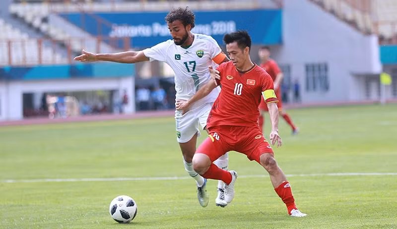 Trước khi Asiad 2018 diễn ra, Văn Quyết là cầu thủ Olympic Việt Nam gây tranh cãi khá nhiều. Tuy nhiên, khi chính thức bước vào giải người lãnh ấn đội trưởng đã chơi "chịu trận hơn", chấp nhận bó vào trong và thường dứt điểm khi bóng được thả ngược ra. Kinh nghiệm dày dặn giúp số 10 Việt Nam căn thời điểm chính xác lúc cần phải đá quyết liệt. Nếu may mắn hơn, Văn Quyết đã có thể bỏ túi nhiều hơn một pha lập công trên đất Indonesia.