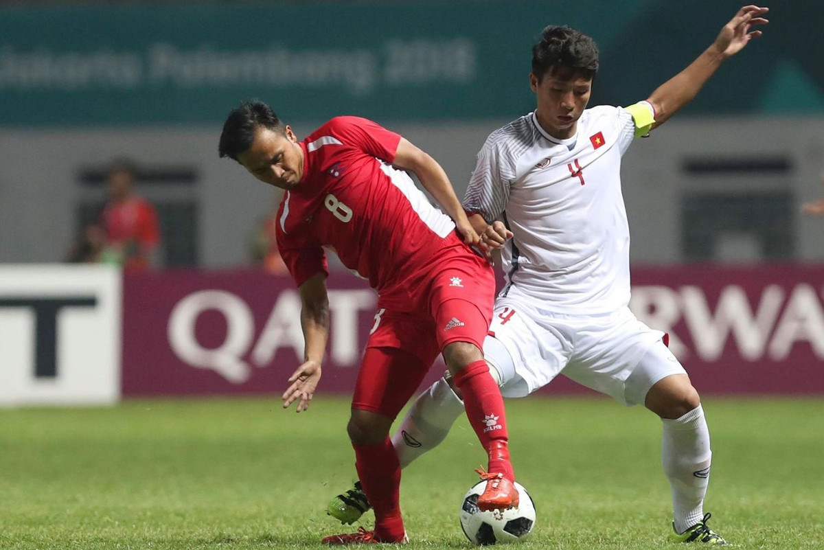 Tiến Dũng là người chơi quyết liệt bậc nhất trong bộ ba trung vệ, cầu thủ của Viettel được xem là lá chắn thép trước khung thành của Olympic Việt Nam.