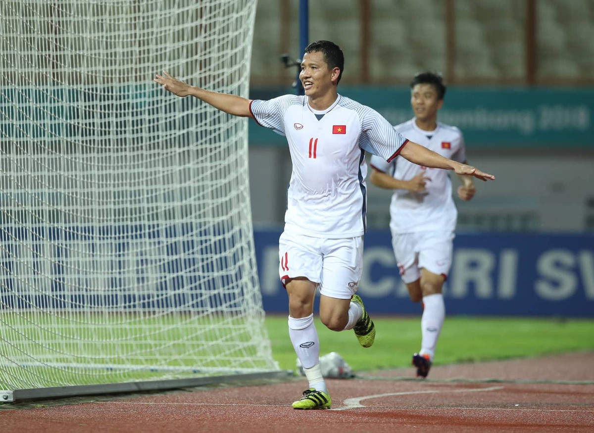 Với chiều cao 1m80, khả năng không chiến tốt và chọn vị trí lợi hại đã giúp Anh Đức thi đấu hiệu quả khi ĐT Olympic Việt Nam rơi vào thế bí. Chỉ cần trái bóng được treo vào vòng cấm là Anh Đức sẵn sàng "nhảy lên" không chiến.