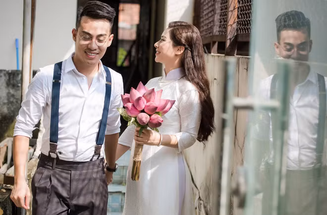 Dù không áo váy sặc sỡ nhưng cô dâu Hồng Nhung vẫn nổi bần bật nhờ biết cách phối màu trang phục và hoa tôn lên vẻ trong trắng và tinh khôi của mình.