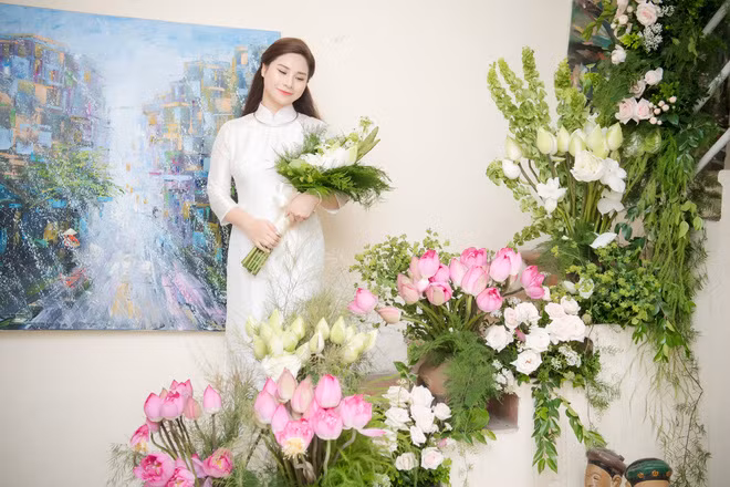 Lễ ăn hỏi của cô dâu tên Nhung và chú rể tên Trung không chỉ gây chú ý bởi phần bài trí vừa thanh lịch vừa gần gũi là sen và hồng tươi mà còn bằng những bộ chén đĩa truyền thống.