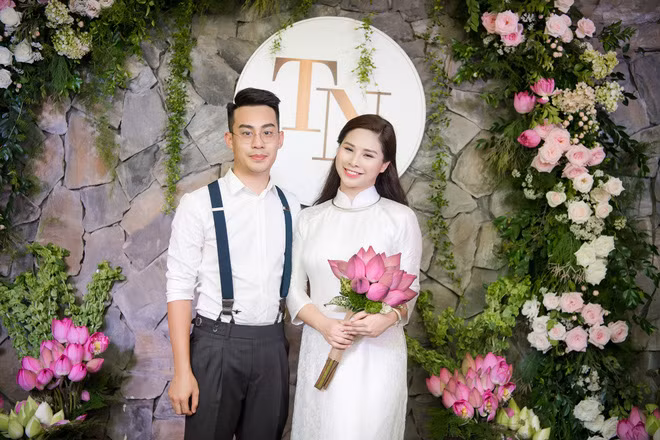 Mới đây, dân mạng đã chú ý tới lễ ăn hỏi đậm chất Hà Nội của cô dâu Hồng Nhung và chú rể Tiến Trung. Điều gây chú ý cho mọi người đó là đám hỏi của cặp đôi này được trang trí bằng rất nhiều hoa sen, một loại hoa được nhiều người coi như Quốc hoa của Việt Nam.