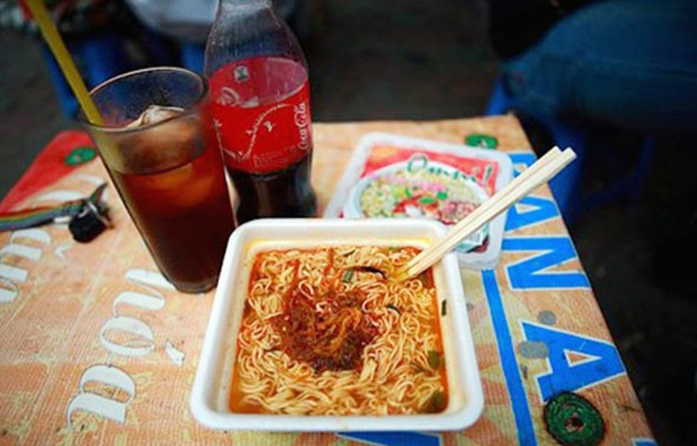 Mì tôm chanh, trà đào, sữa dừa ở trường Việt Đức thực sự là một món ăn vặt huyền thoại của các học sinh. Bởi cho đến tận bây giờ, dù qua bao nhiêu lứa học sinh thì quán trường Việt Đức vẫn là nơi đông khách và đúng điệu nhất ở Hà Nội.